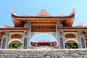 cong-tam-quan-chua-cai-bau