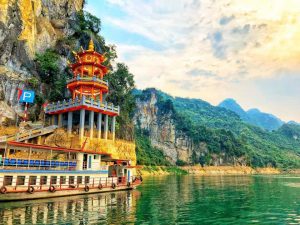 den-chua-thac-bo-o-hoa-binh